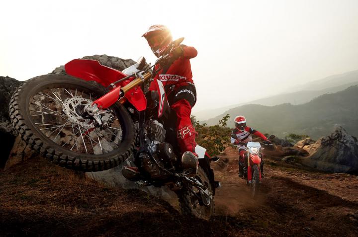 Tips Aman Naik Motor Kopling Di Tanjakan Biar Mesin Ga Mati